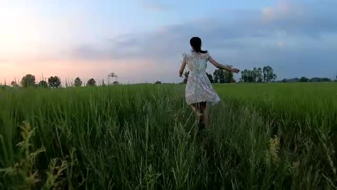 茉莉花稻田里跑慢动作的女孩