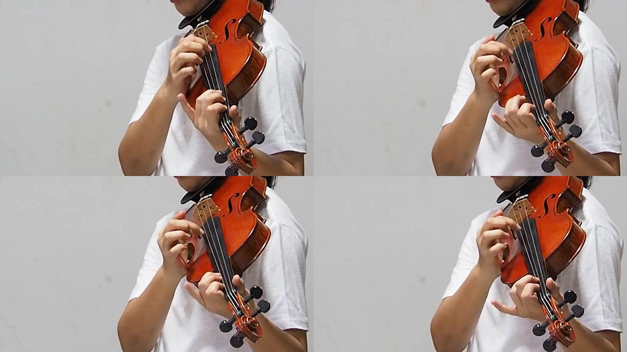 这位女士展示了用手指拨弦的演奏方法，这是小提琴手的Pizzicato技巧。