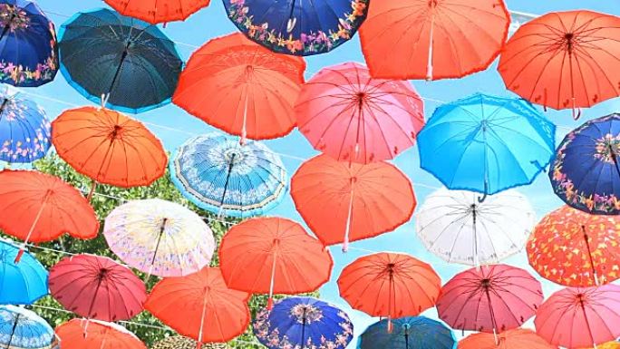 蓝天上的五彩雨伞