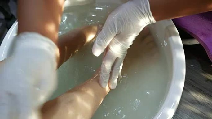 美容师的足部水疗和指甲延伸程序