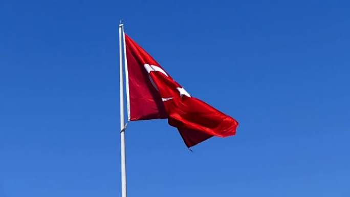 土耳其国旗在土耳其共和国的天蓝色旗帜中挥舞，