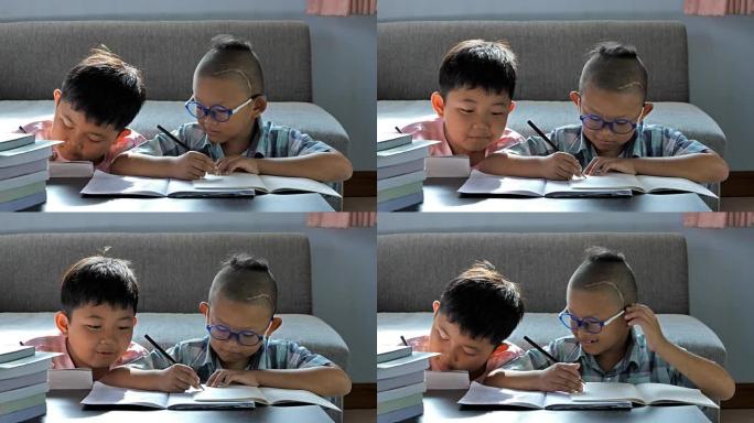 从脑部手术中看不到残疾，脑部疾病和左眼的男孩。他很开心，喜欢和家里的朋友一起写书。