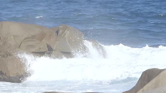 海浪溅到海岸的岩石上，慢动作