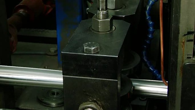 工厂钢管轧钢机的近距离金属加工。