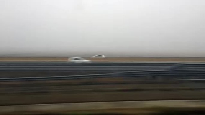 雾天火车旅行的时间流逝