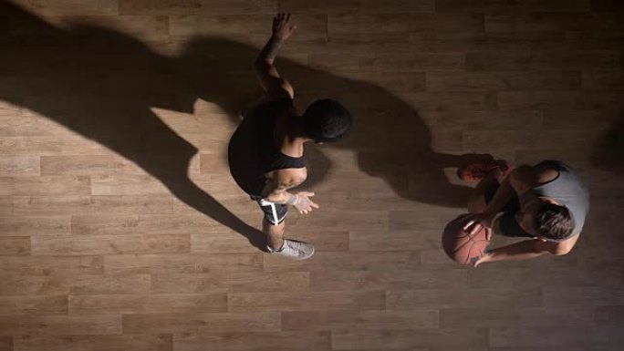 Topshot，两名篮球运动员在球场上互相面对并试图接球