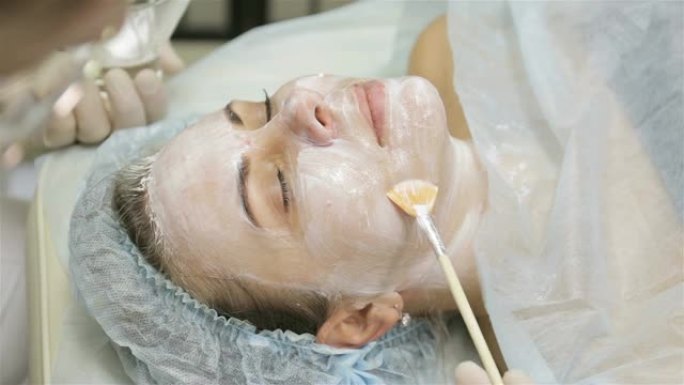 女人在水疗美容院脱皮面膜
