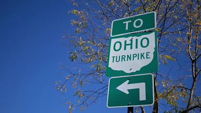 建立俄亥俄州收费公路方向标志的镜头