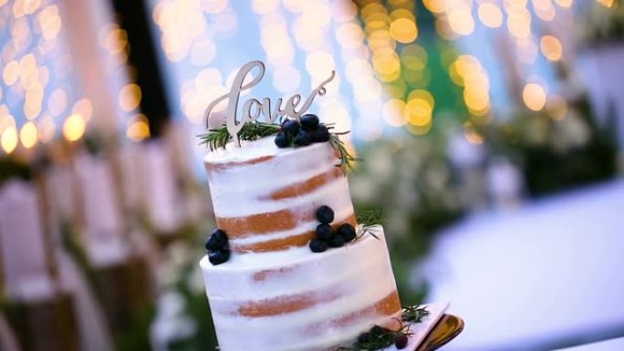 婚礼招待会上漂亮的白色结婚蛋糕。