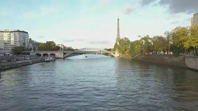 无人机镜头经过桥下，向上展示巴黎的塞纳河和埃菲尔铁塔