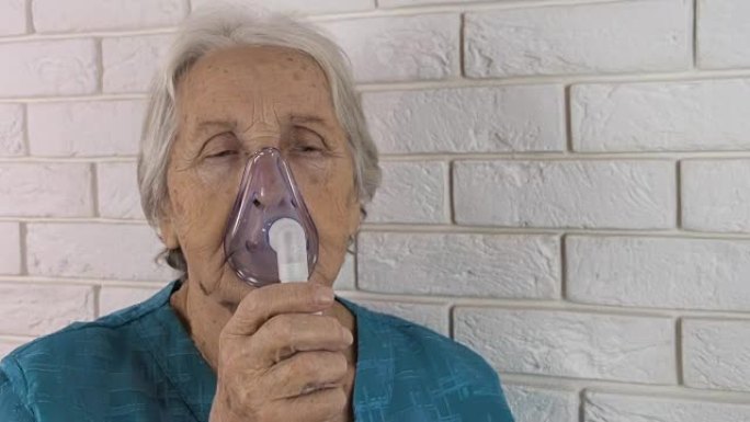 一个有吸入器的老妇人。
