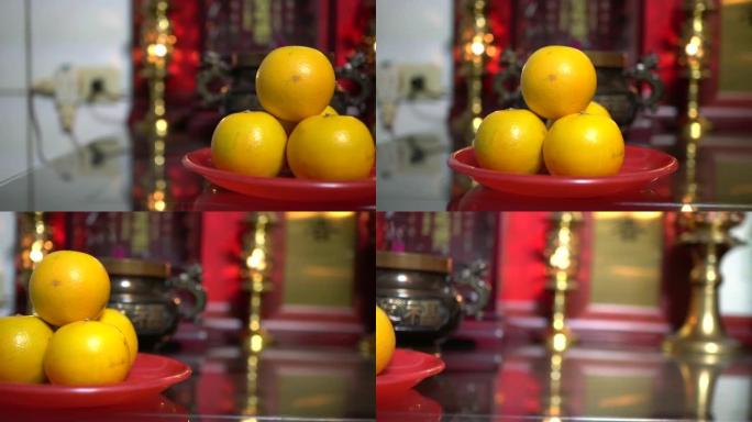 橘子和香炉。崇拜上帝或祖先。照片中的汉字意味着长寿、财富、幸运。
