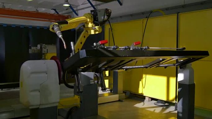 工厂金属铁激光氩焊接机器人。