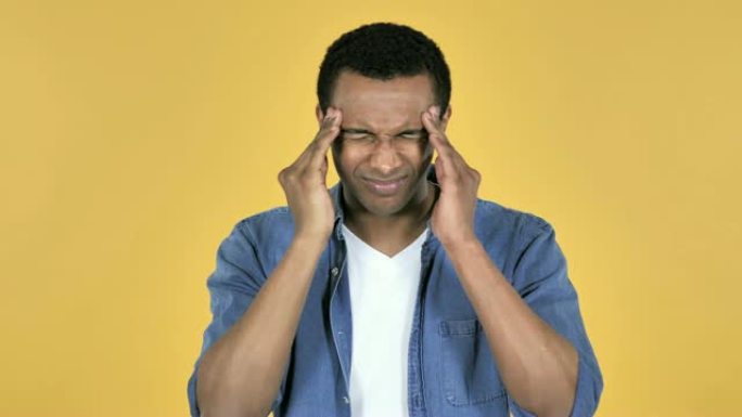 年轻的非洲男子与头痛隔离在黄色背景