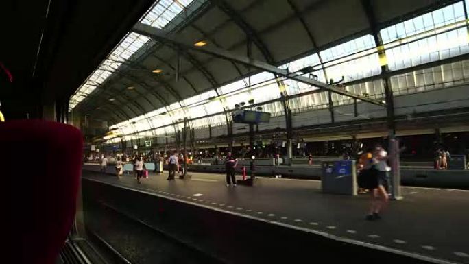 离开欧洲阿姆斯特丹中央车站站台的行驶列车内的pov