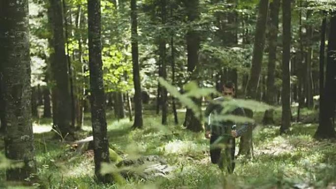 年轻人在森林里慢跑。