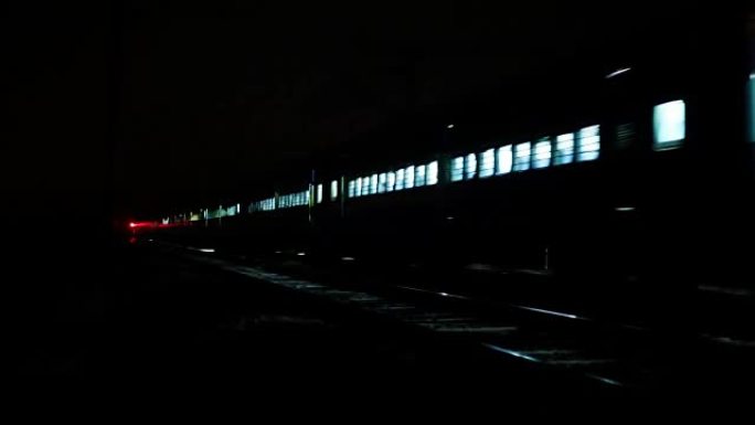 夜间前进的特快列车