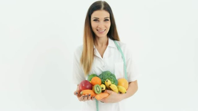 女人拿着有机水果和蔬菜
