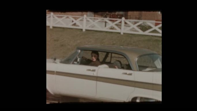 1959小男孩从老式汽车1957普利茅斯Belvedere射击帽子枪