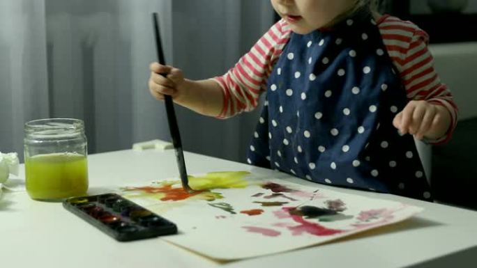 纸页上的水彩画儿童绘画