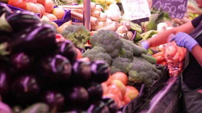 蔬菜在市场的蔬菜水果商柜台上展出