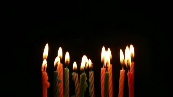 孤立的黑色生日蜡烛灯