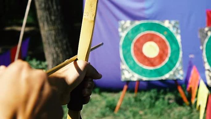 射箭射击。他们用弓射击的目标