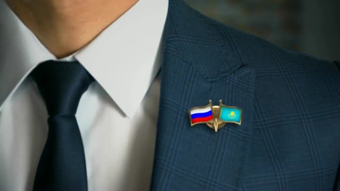 商人走向相机与朋友国家国旗别针俄罗斯-哈萨克斯坦