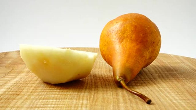 木制厨房板上的梨。