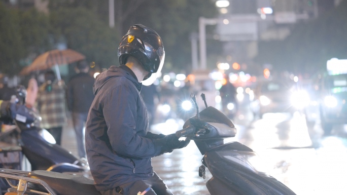 城市雨夜未眠人+已调色