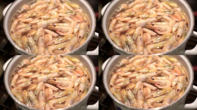 餐厅里的蒸汽虾自助餐吧。煮虾自助餐。特写新鲜蒸虾的图像。将虾倒入海鲜餐厅的陈列柜中。