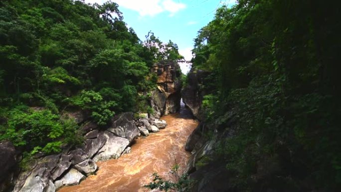 泰国清迈奥布光国家公园美丽的自然与大岩山和河流。