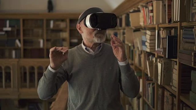 成熟的男人正在测试站在老式图书馆中的虚拟现实眼镜