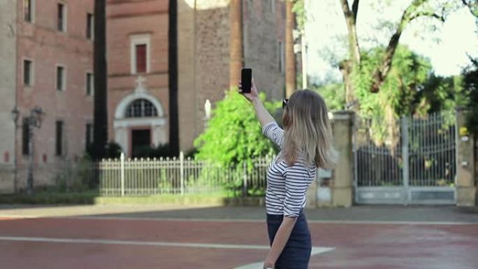 美丽的女人在户外使用智能手机分享旅行冒险进行视频聊天