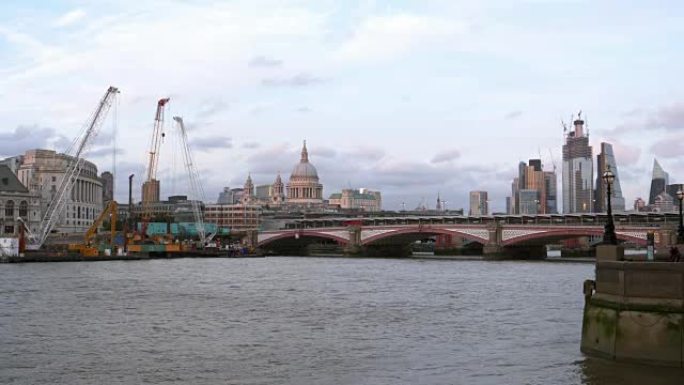 伦敦市和西南的泰晤士河