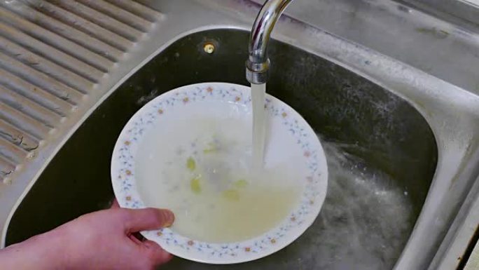 盘子上水槽里的脏水