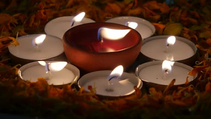 在排灯节“光的节日”上点亮的Diyas或印度陶制灯，周围是点燃的茶蜡烛