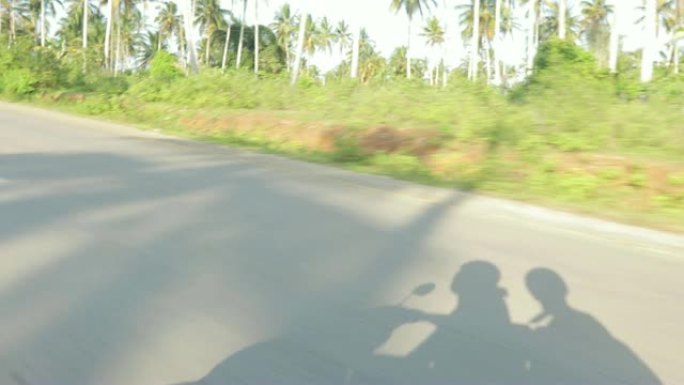 探索热带岛屿的摩托车上的夫妇