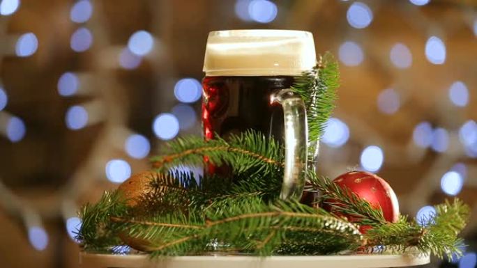 玻璃啤酒在背景上旋转，灯光明亮。圣诞黑啤酒展示。