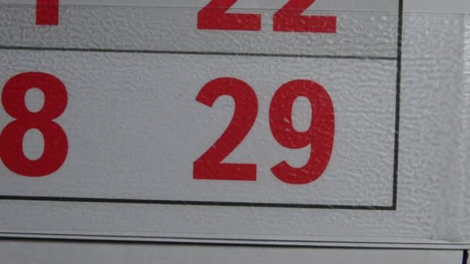 红色框架在29个红色日日历上移动
