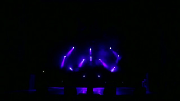 空荡荡的剧院里的紫光和白光。舞台灯光背景。