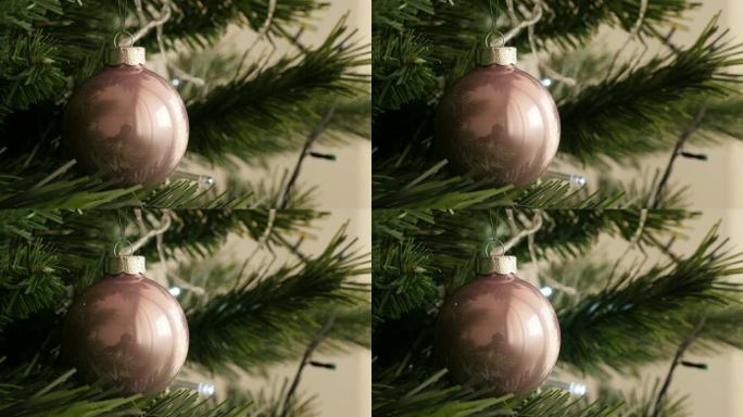 闪亮的圣诞树浅粉色小玩意4K 2160p 30fps超高清镜头-新年夜圆形玻璃装饰品3840X216