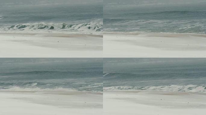 海浪溅到海边