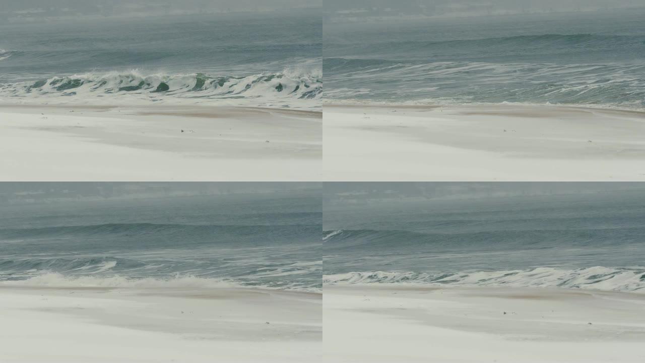 海浪溅到海边