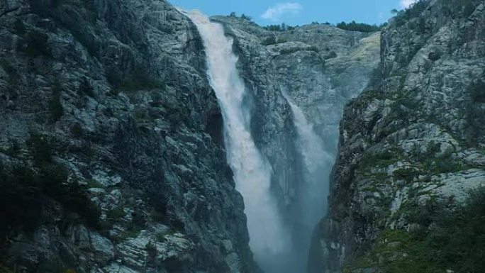 山中巨大的瀑布，一股强大的水流从岩石上落下，慢动作