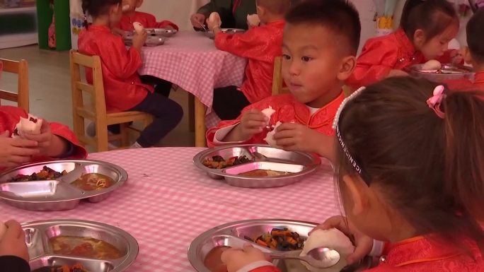 幼儿园小朋友吃午饭吃饭就餐