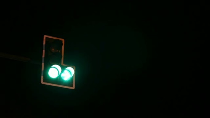 绿灯信号，黑暗中的红灯。