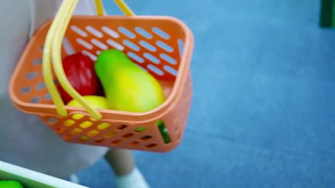 亚洲女孩玩购物水果和蔬菜