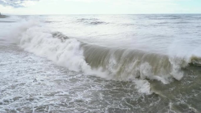 海上风暴。巨浪在岸上轰鸣和喷射