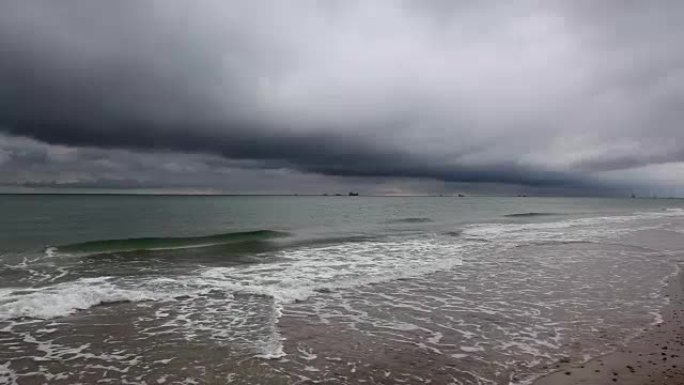 在斯卡根的海滩上大雨过后，丹麦